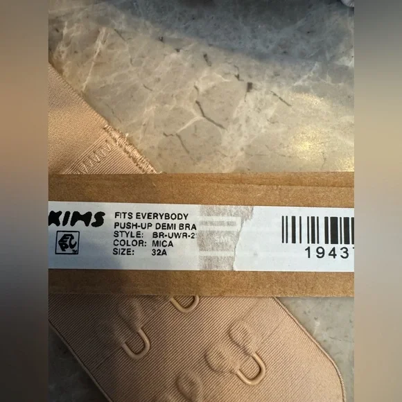 SKIMS FITS EVERYBODY PUSH-UP BRA - Picture 7 of 13